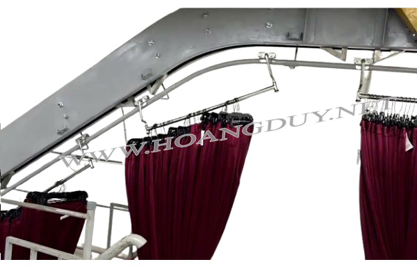 Băng tải treo vận chuyển quần áo